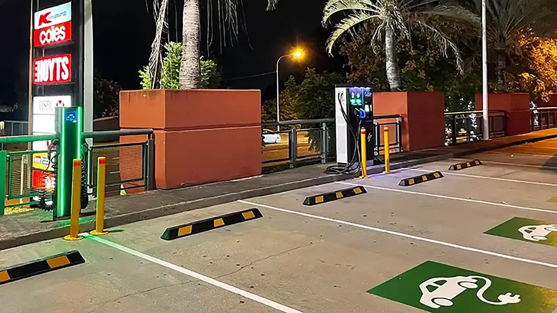 elanga-dc-chargers-at-outdoor-parking