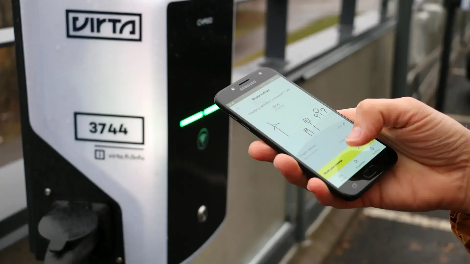 fingrid-hand-with-mobile-app-virta-charger