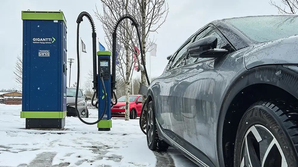 Gigantti car charging at DC branded charger in winter on snow