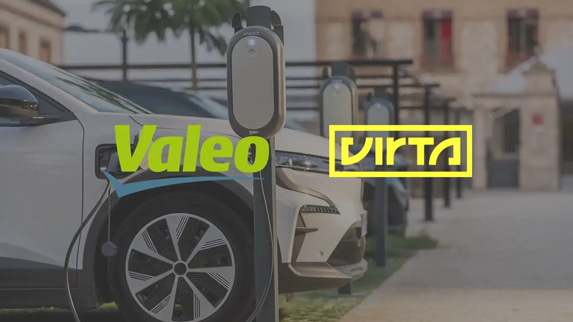 borne de recharge ineez de valeo branchée à une voiture blanche sur parking extérieur