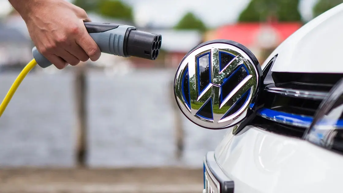 Ladekabel wird an einem Elektroauto von VW angeschlossen