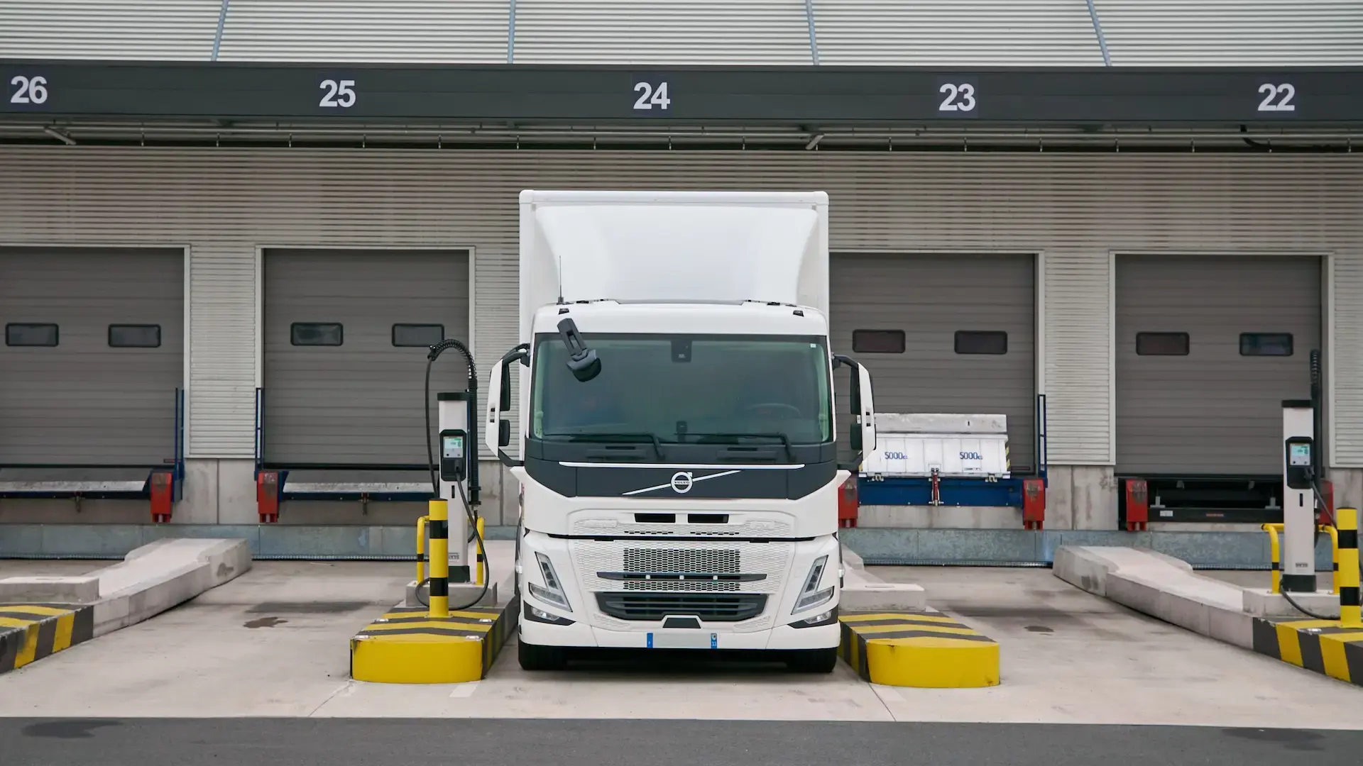 GT solutions Volvo Truck lädt an einer Kempower Satellite Schnellladestation am Depot