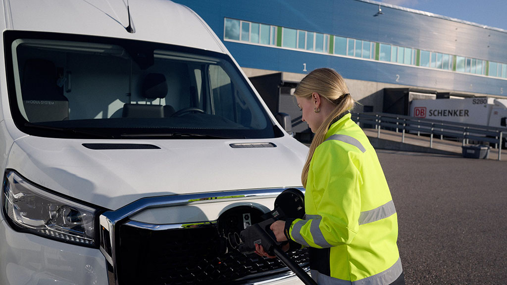 jeune femme rechargeant un camion 