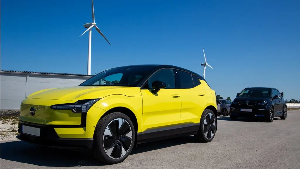 voiture jaune avec éolienne dans le fond